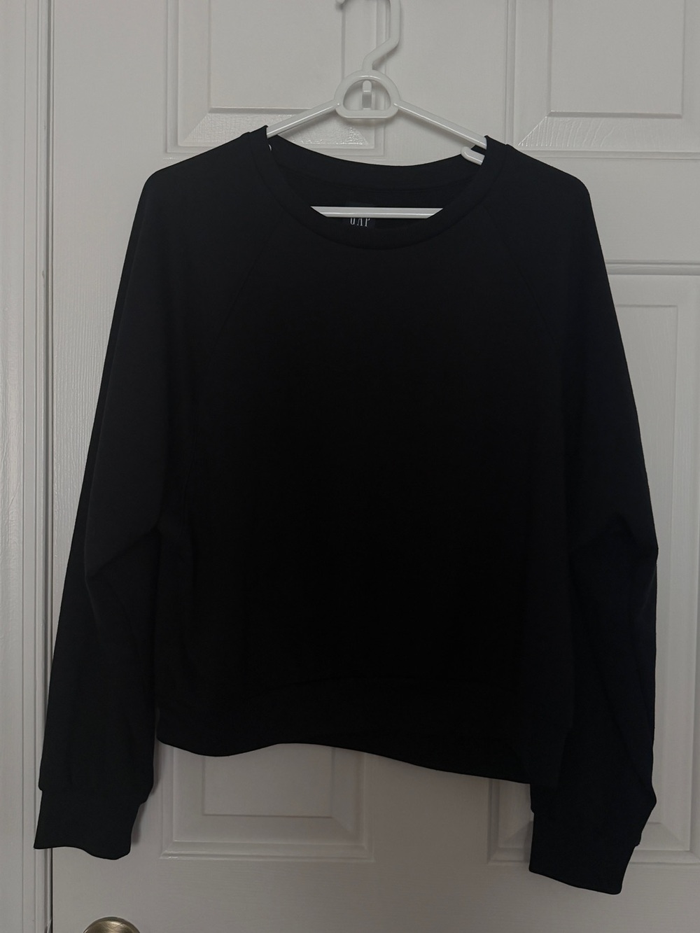 GAP Black Crewneck Pullover Sweatshirt